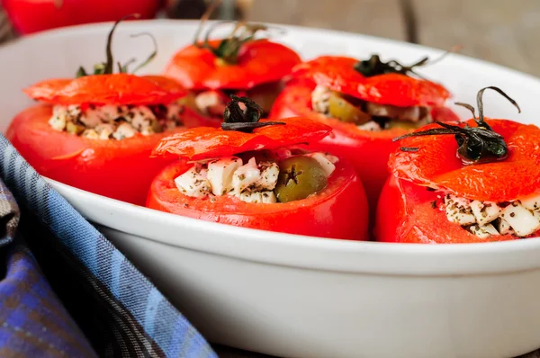Ost och gröna oliver fyllda tomater — Stockfoto