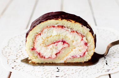 Bir dilim peynir ve Ahududu reçeli İsviçre rulo