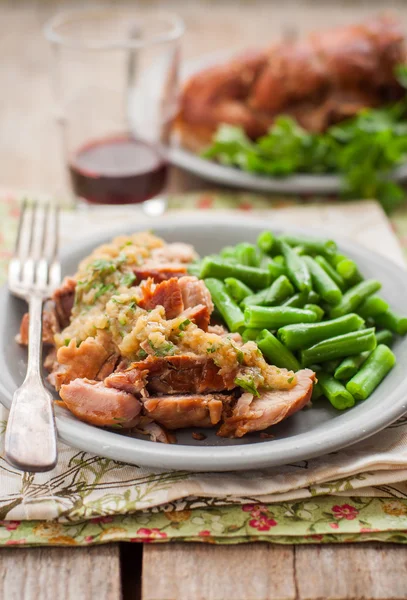 Langzaam gekookt varkensvlees met appel saus en groene bonen — Stockfoto