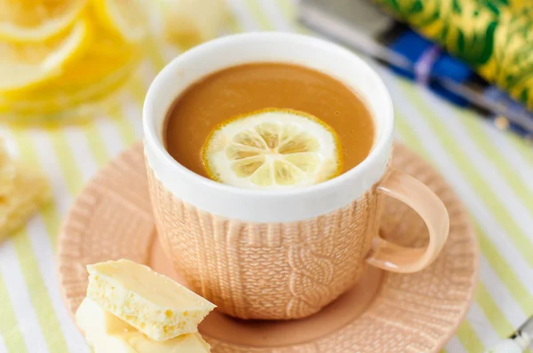 Citron och vit choklad kaffe — Stockfoto