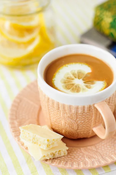 Uma xícara de limão e café branco com chocolate — Fotografia de Stock