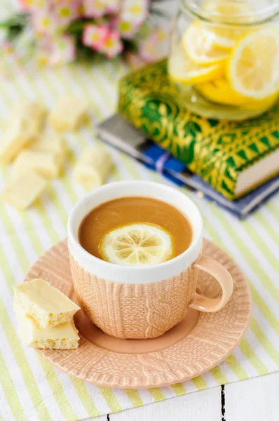 A Cup of Lemon and White Chocolate Coffee — Stock Photo, Image