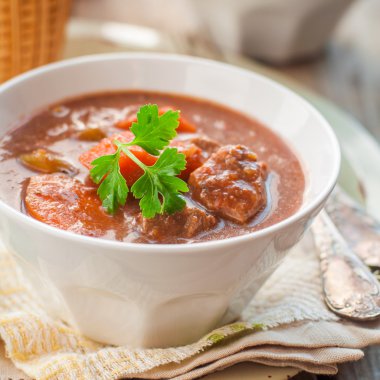 Yavaş pişmiş sığır eti güveç sebze ile