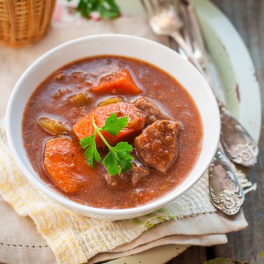 Yavaş pişmiş sığır eti güveç sebze ile