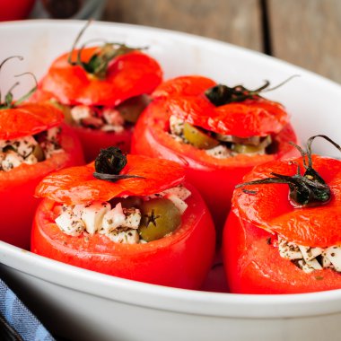 Peynir ve yeşil zeytin domates dolması