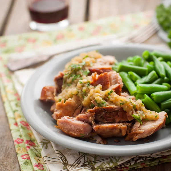 Langsam gekochtes Schweinefleisch mit Apfelmus und grünen Bohnen — Stockfoto