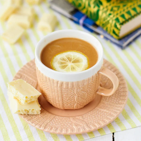 Una taza de café con limón y chocolate blanco — Foto de Stock