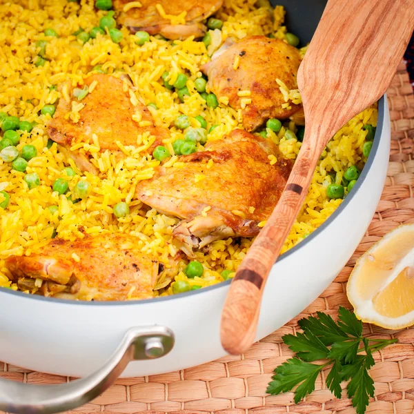 Tavuk uyluk ve pirinç Biryani yeşil bezelye ile — Stok fotoğraf