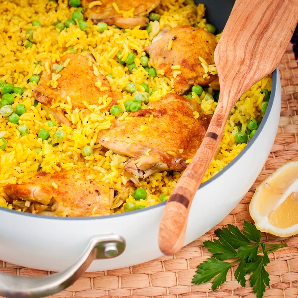 Coxa de frango e arroz Biryani com ervilhas verdes — Fotografia de Stock