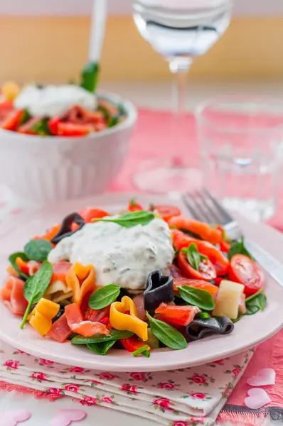 Salmão e coração em forma de salada de massas com molho cremoso — Fotografia de Stock