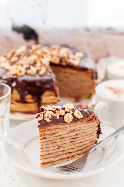 Uma fatia de bolo de chocolate, avelã e queijo cottage Crepe — Fotografia de Stock