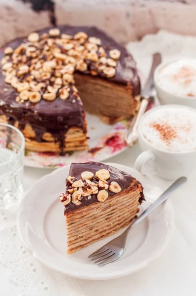 Een segment van chocolade, hazelnoot en kwark crêpe Cake — Stockfoto