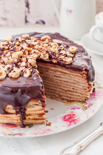 Uma fatia de bolo de chocolate, avelã e queijo cottage Crepe — Fotografia de Stock