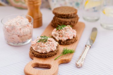 Somon füme, krem peynir, dereotu ve Horseradish Pate çavdar Br üzerinde