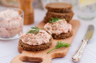 Somon füme, krem peynir, dereotu ve Horseradish Pate dilimleri üzerinde