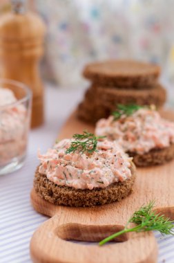 Somon füme, krem peynir, dereotu ve Horseradish Pate çavdar Br üzerinde