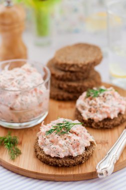 Somon füme, krem peynir, dereotu ve Horseradish Pate çavdar Br üzerinde