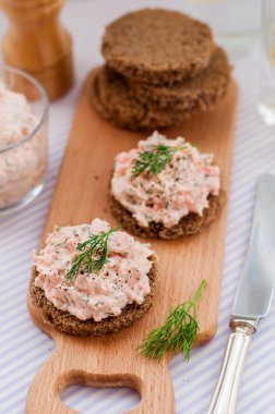 Somon füme, krem peynir, dereotu ve Horseradish Pate dilimleri üzerinde