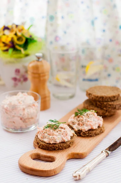 Smoked Salmon, Cream Cheese, Dill and Horseradish Pate on Rye Br — Stock Photo, Image