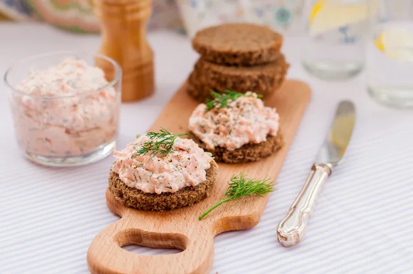 Smoked Salmon, Cream Cheese, Dill and Horseradish Pate on Rye Br — Stock Photo, Image