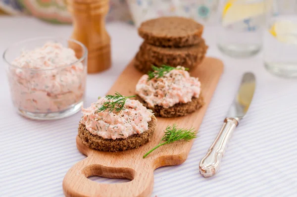 Rökt lax, Cream Cheese, Dill och pepparrot Pate på råg Br — Stockfoto