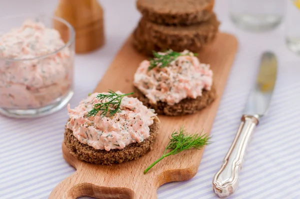 Salmón ahumado, queso crema, eneldo y paté de rábano picante en centeno Br — Foto de Stock