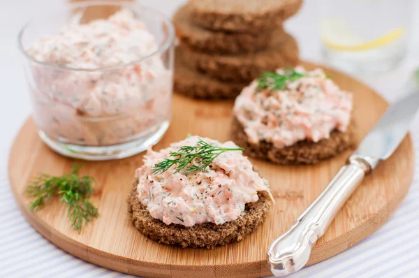 Somon füme, krem peynir, dereotu ve Horseradish Pate dilimleri üzerinde