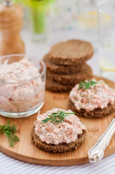 Smoked Salmon, Cream Cheese, Dill and Horseradish Pate on Rye Br — Stock Photo, Image