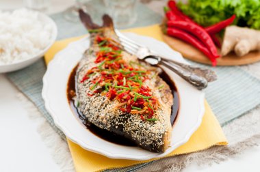 Asya tarzı balık biber, zencefil ve soya sosu sosu ile pişmiş