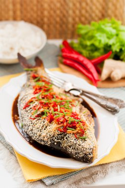 Asya tarzı balık biber, zencefil ve soya sosu sosu ile pişmiş