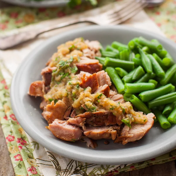 Langsam gekochtes Schweinefleisch mit Apfelmus und grünen Bohnen — Stockfoto