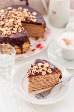 Çikolata, fındık ve süzme peynir krep pasta bir dilim