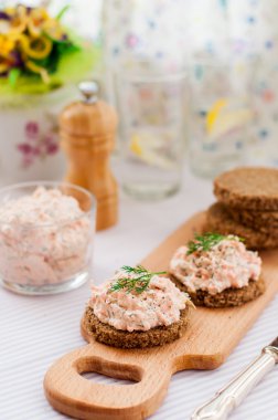 Somon füme, krem peynir, dereotu ve Horseradish Pate çavdar Br üzerinde