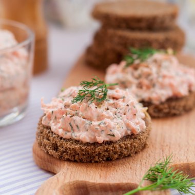 Somon füme, krem peynir, dereotu ve Horseradish Pate çavdar Br üzerinde