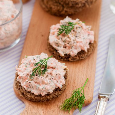 Somon füme, krem peynir, dereotu ve Horseradish Pate çavdar Br üzerinde