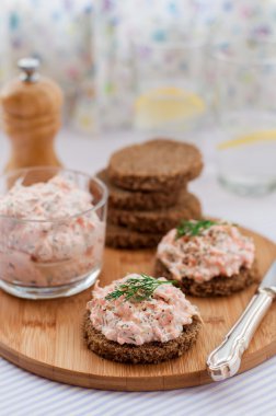 Somon füme, krem peynir, dereotu ve Horseradish Pate çavdar Br üzerinde