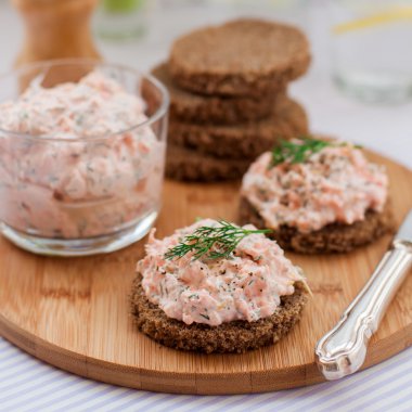 Somon füme, krem peynir, dereotu ve Horseradish Pate çavdar Br üzerinde