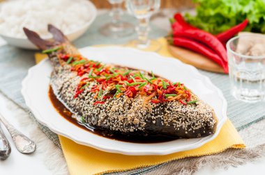 Asya tarzı balık biber, zencefil ve soya sosu sosu ile pişmiş