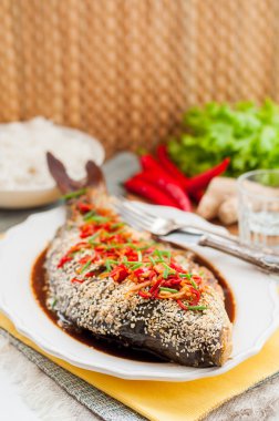 Asya tarzı balık biber, zencefil ve soya sosu sosu ile pişmiş