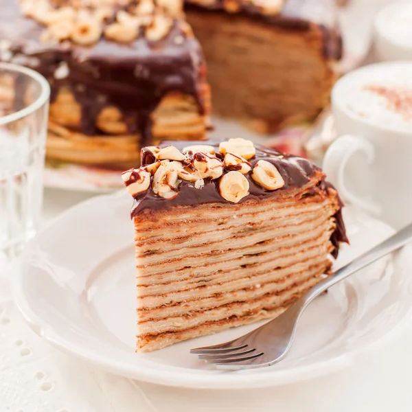 Uma fatia de bolo de chocolate, avelã e queijo cottage Crepe — Fotografia de Stock