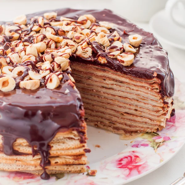 Uma fatia de bolo de chocolate, avelã e queijo cottage Crepe — Fotografia de Stock