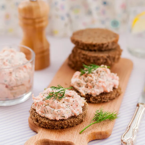 Füstölt lazac, krémsajt, kapor és Torma Pate, a rozs Br — Stock Fotó