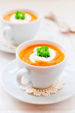 Bir fincan krem havuç çorbası