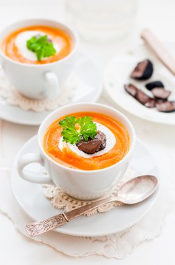 Havuç ve bir bardak Truffle çorbası Krem