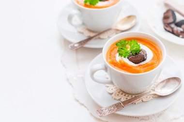 Havuç ve bir bardak Truffle çorbası Krem