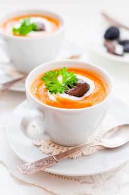 Havuç ve bir bardak Truffle çorbası Krem