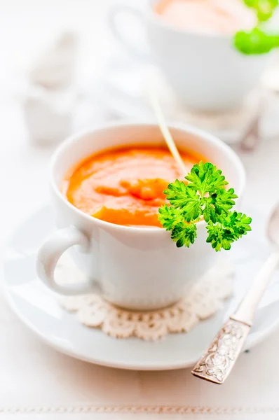 Sopa de cenoura de creme em uma xícara — Fotografia de Stock