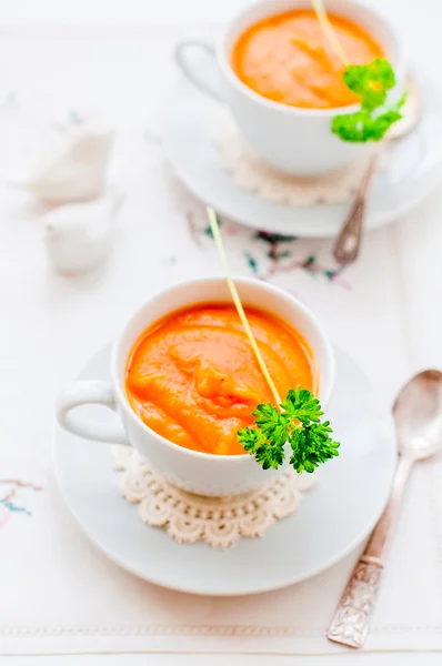Crème Soupe aux carottes dans une tasse — Photo