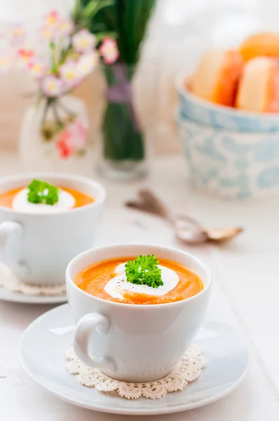 Sopa de cenoura de creme em uma xícara — Fotografia de Stock