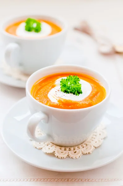 Sopa de cenoura de creme em uma xícara — Fotografia de Stock